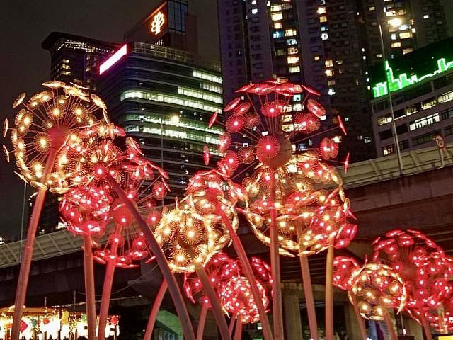 東岸公園-五光十色的燈籠，更有維港夜景襯托，感受中秋氣氛