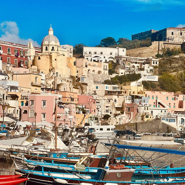 Don’t miss the colourful island of Procida 🇮🇹 