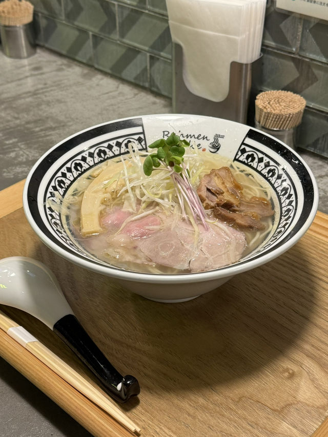【東京(新宿御苑)】東京に行ったら行きたい！新しいネオン系ラーメン屋✨