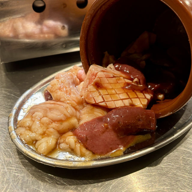 【大阪・日本橋】ホルモンが旨い！リーズナブルな価格に驚き「大衆焼肉ホルモン にくさわ 本店」