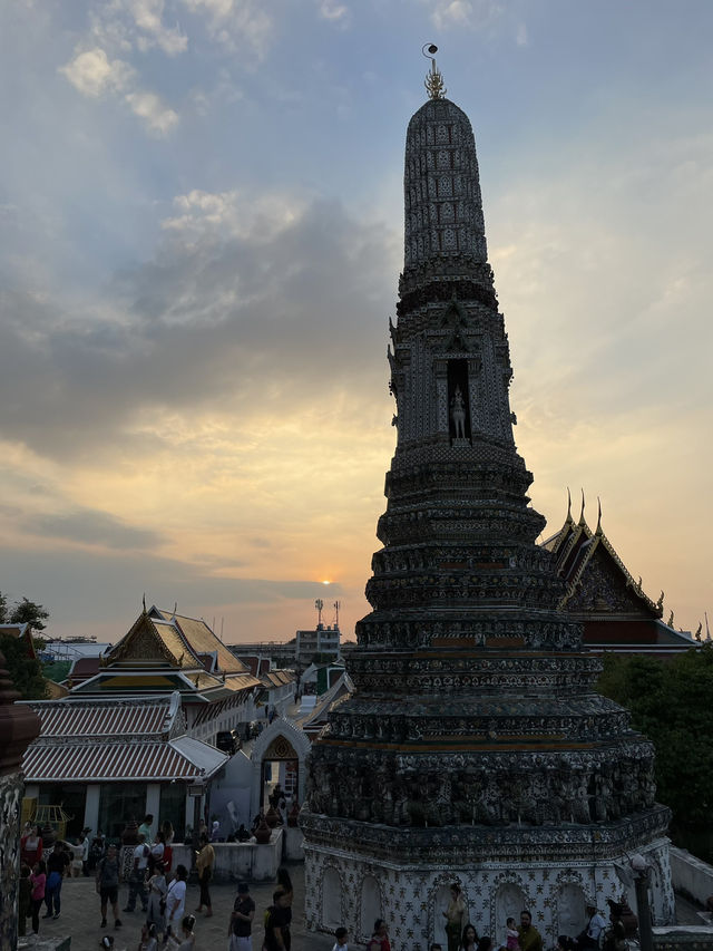 "曼谷之旅：探索泰國文化寶庫，鄭王廟的美與神奇" 🏰🎨
