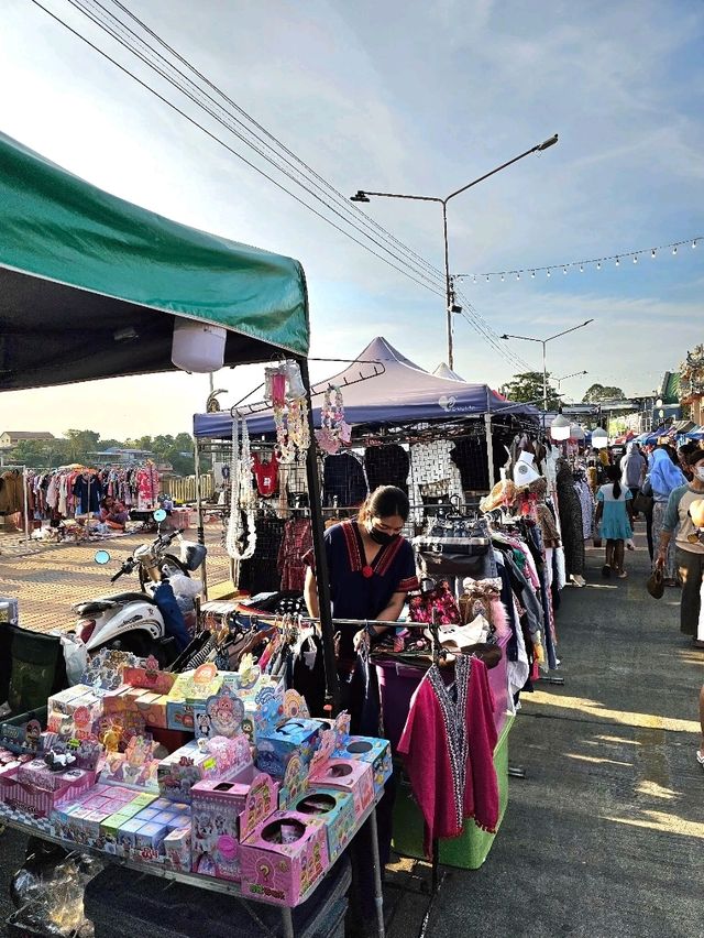 ตลาดสราญยามเย็น สุดชิลริมแม่น้ำแม่กลอง