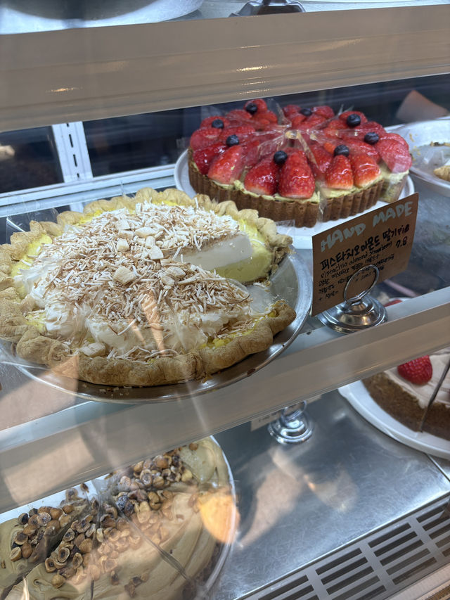 두 층으로 펼쳐지는 디저트의 세계, 귀여운 스팟이 가득한 파이홀🧁