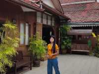 เรือนไม้สักทองสีชมพู | คุ้มวงศ์บุรี แพร่