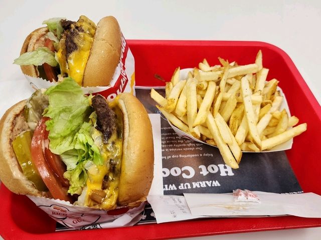 ロサンゼルスでハリウッドスターの足跡を辿る！ハリウッドウォークオブフェームと名物バーガー店In-N-Outをご紹介