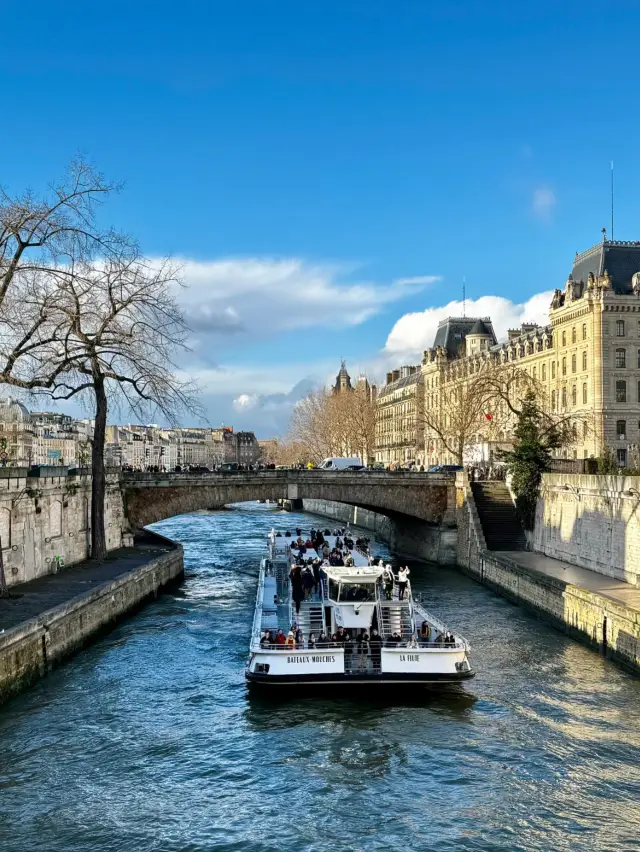 🌊 Seine River – The Heart of Paris! 🇫🇷