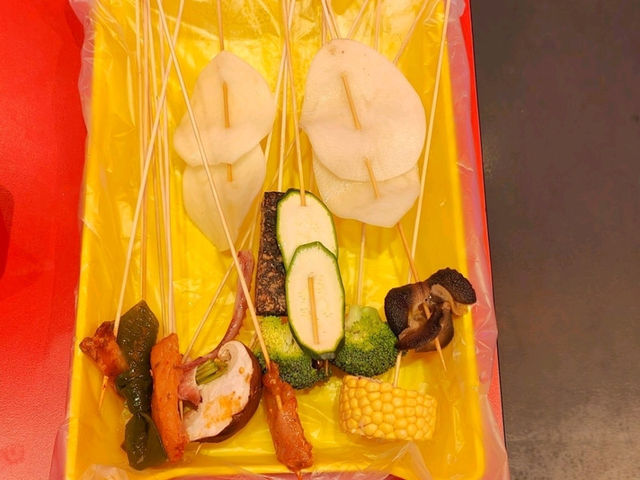 正宗成都串串鍋吃法新奇:裝潢色彩鮮豔霓虹燈風^_^ 正宗成都串串鍋吃法新奇:裝潢色彩鮮豔霓虹燈風^_^