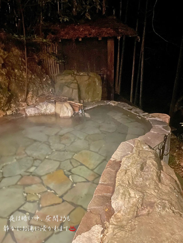 朝食後のきらきらしたお湯がきれい...岩露天風呂🪨合掌造りの宿 はづ合掌