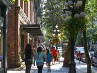 石畳とレトロな街灯が魅力！Gastownの街歩き🚶‍♂️