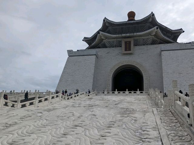 【台湾】巨大な蒋介石のブロンズ像と衛兵交代式を見る