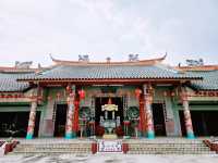 Choo Kong Soo Yin Temple: Where Incense Meets Instagram (and the Best Curry Puffs Live)🏯