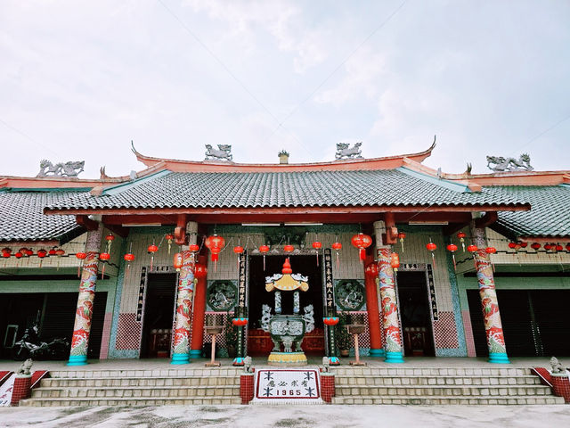 Choo Kong Soo Yin Temple: Where Incense Meets Instagram (and the Best Curry Puffs Live)🏯
