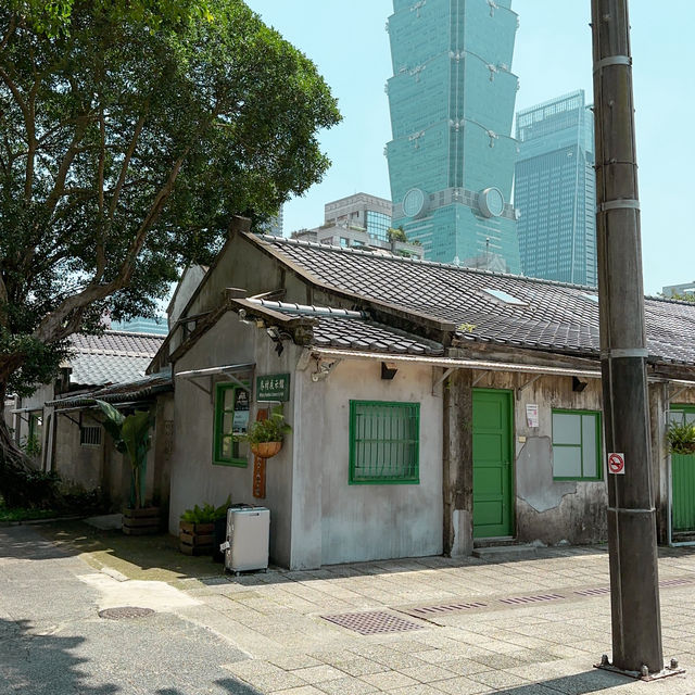 Sisinan Village หมู่บ้านทหารเก่าในเงาตึก 101