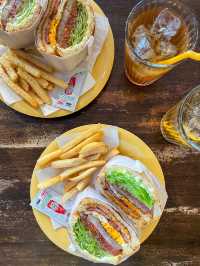 【沖縄】恩納村 ビーチへ行く前に断面萌えのサンドイッチを