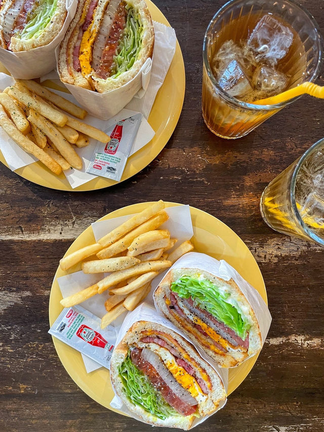 【沖縄】恩納村 ビーチへ行く前に断面萌えのサンドイッチを