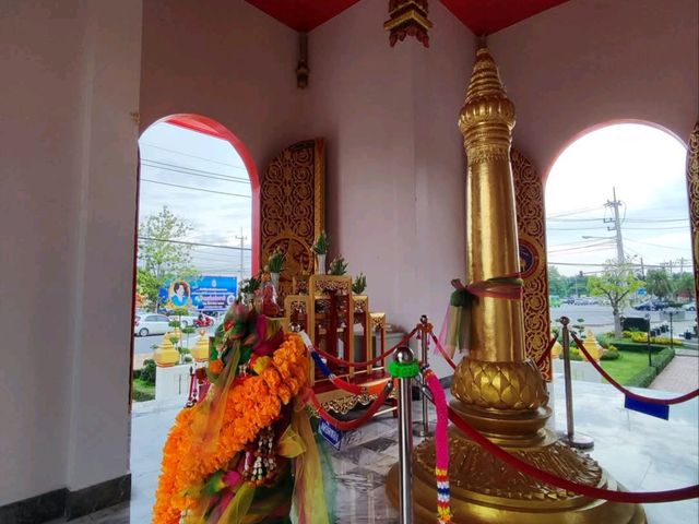 พามาสักการะศาลหลักเมือง จังหวัดสิงห์บุรี