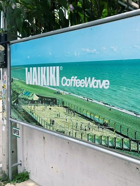 Waikiki Coffee Wave - คาเฟ่สไตล์บีชคลับ