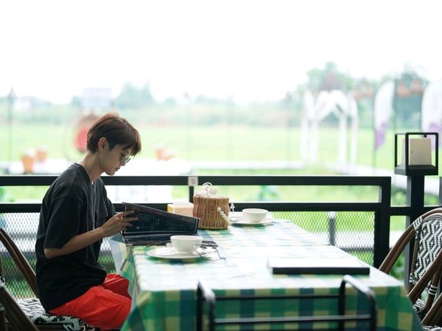 คาเฟ่ร้านอาหารซีฟู้ดวิวทุ่งนารางรถไฟ