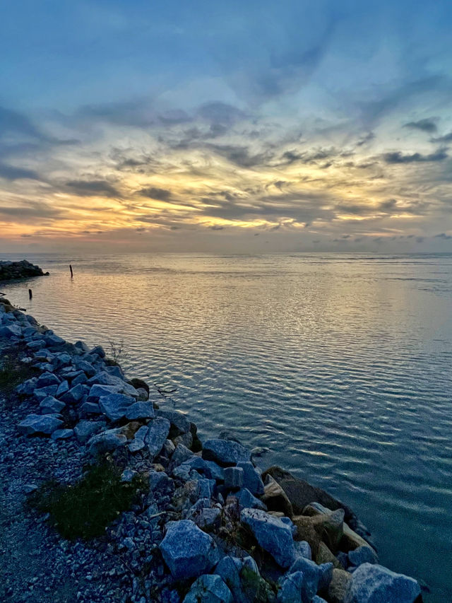Where the Sea Meets the Sky: Sunset Serenity at Pantai Malindo
