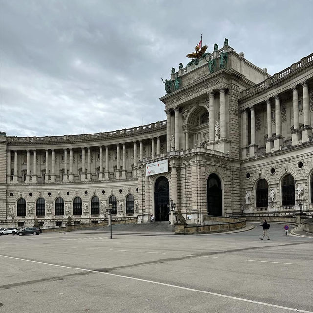 🏰 *Hofburg Palace: The Beating Heart of Habsburg Vienna* 👑✨