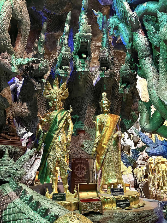神話の龍「パヤナーク」に出会える寺院🐉✨—ワット・マニウォンで神秘の旅を。