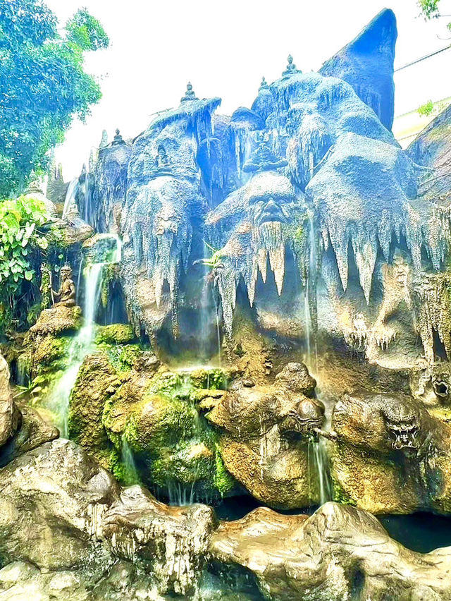 驚きの彫刻が語る仏教の物語。ワット・ロンクンでアートな旅を🗿✨