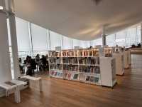 【ヘルシンキ中央図書館 Oodi｜未来型図書館で過ごす静かな時間】