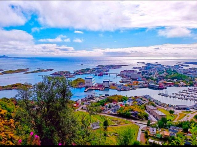  羅浮敦群島主要是以三個大島與周遭小島形成。