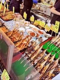 海の香りと活気に包まれる寺泊魚の市場通りで、旬の味覚を堪能🐟