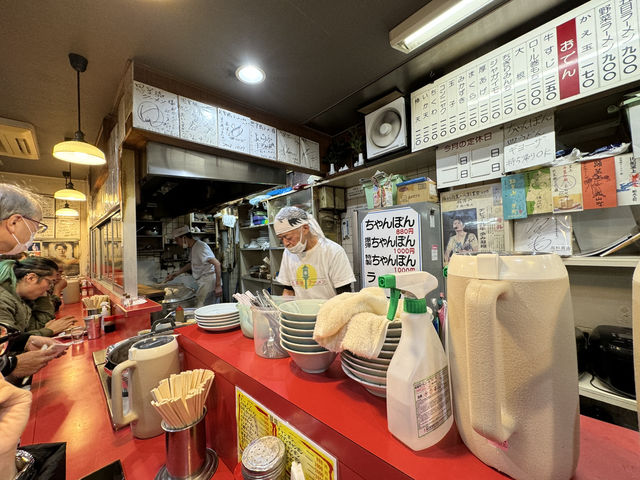 Late-Night Luck at Shianbashi Ramen: Warm Service & Counter-Side Comfort