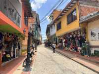 【グアタペの街並み｜Guatapé – Pueblo de Zócalos】