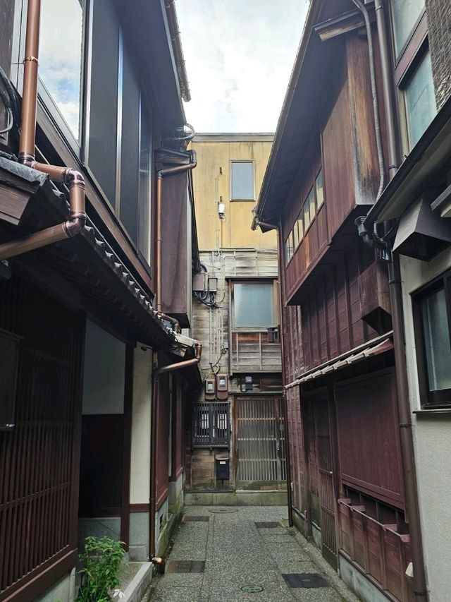 金澤漫步〔主計町茶屋街〕感受停滯老時光