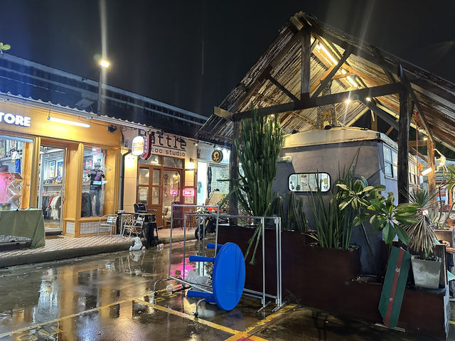 【シーナカリン鉄道市場（Talad Rot Fai Srinakarin）】