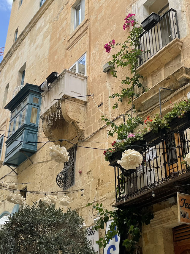 🏘️ 몰타 골목을 채우는 창과 발코니의 표정 🌿