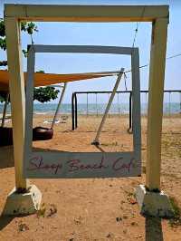 Skoop Beach Café Pattaya เป็นคาเฟ่ริมหาดแบบมินิมอล