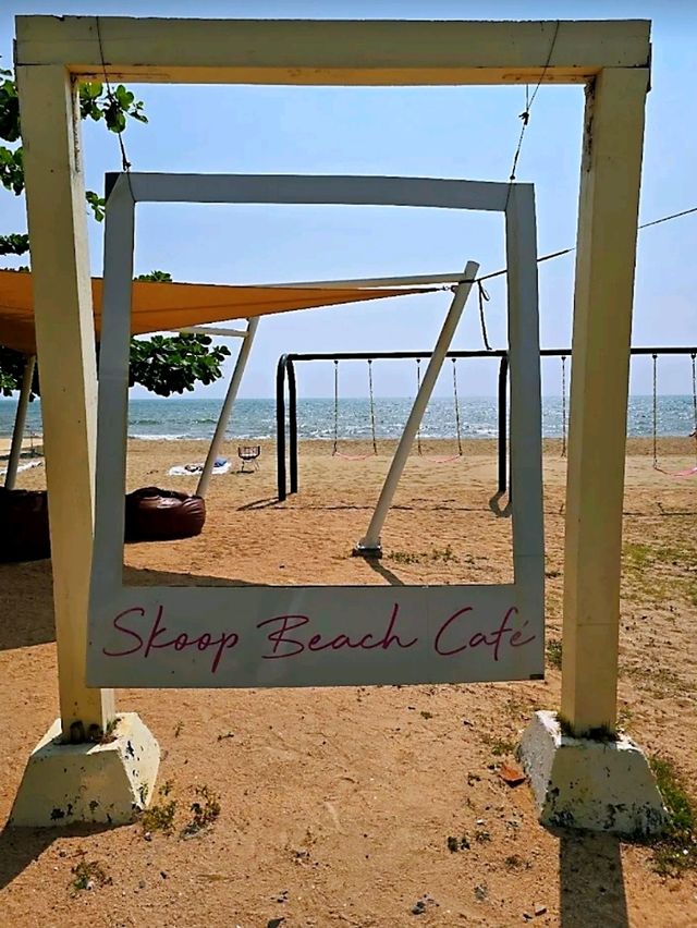 Skoop Beach Café Pattaya เป็นคาเฟ่ริมหาดแบบมินิมอล