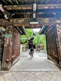 京都 | 頂法寺六角堂，被高樓大廈包圍的街區佛寺