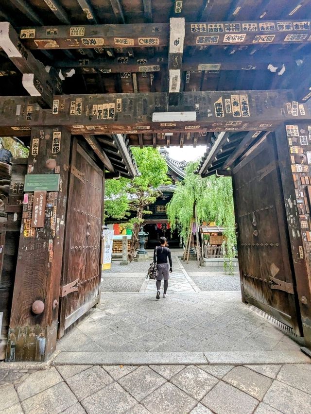 京都 | 頂法寺六角堂，被高樓大廈包圍的街區佛寺