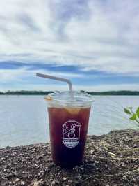 “คาเฟ่ริมน้ำ…ชิลจนลืมเวลา ☕🌿”