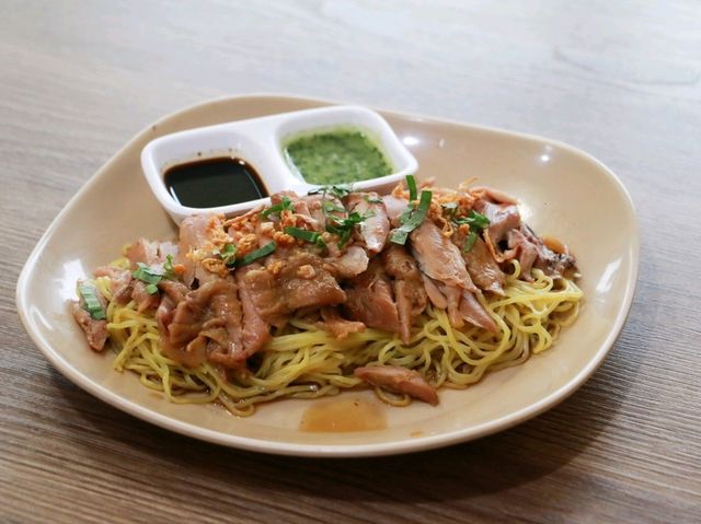 นิยมเส้น ก๋วยเตี๋ยวไก่ตุ๋น & ขนมจีนน้ำยาปักษ์ใต้ ม
