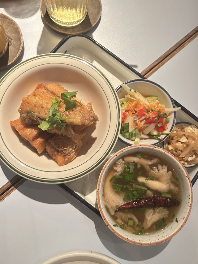 🥢✨ รีวิว Lonlon Local Diner – สาทร 🍽️🏮