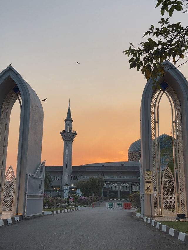 A Moment of Peace Before Takeoff – Sultan Abdul Samad KLIA Mosque ✈️  