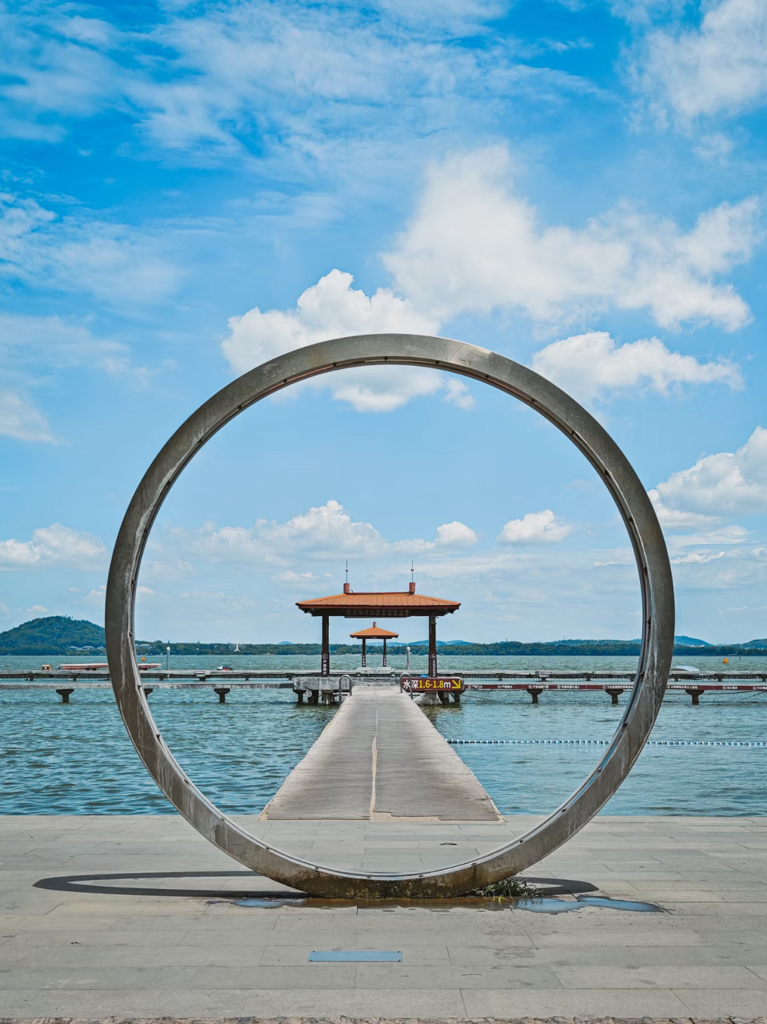 #chinatravel

🌟 為什麼要去？
• 🌊 寧靜的湖畔景色，非常適合散步或騎行
• 🌸 四季鮮花：櫻花（春季）、荷花（夏季）、紅葉（秋季）
• 🚴♀️ 沿湖有長長的風景優美的自行車道
• 🛶 划船、立式槳板和安靜的野餐地點
• 📸 非常適合拍照，尤其是在午後的陽光下

#chinatravel #travelchina #china #travel #malaysiatochina #myitinerary #familytravel #chinatrip #wuhan #武漢 #東湖公園
