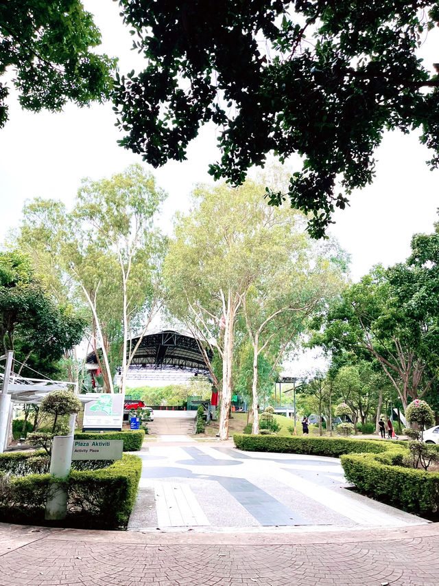 Cyberjaya Lake Garden: Scenic Escape in Sepang