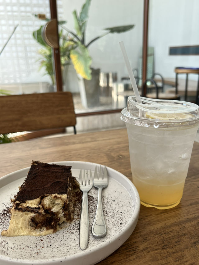 คาเฟ่มินิมอลในชลบุรี เค้กอร่อย ทำงานเพลินๆ คาเฟ่มินิมอลในชลบุรี เค้กอร่อย ทำงานเพลินๆ