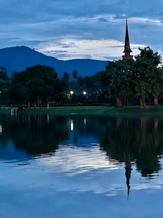 วัดสระศรี - วัดตั้งอยู่กลางสระน้ำ