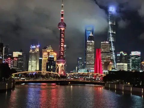 晚上走到北外灘 人少又好拍！