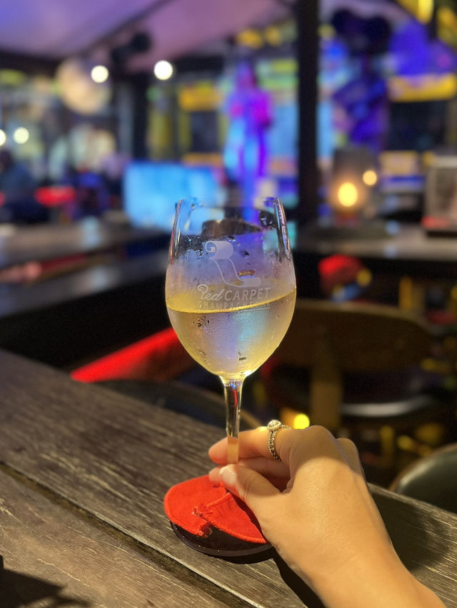 【バリ島 インドネシア】毎日9pmまでOysterが破壊の値段で食べれるワインバー🦪🥂