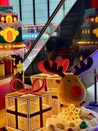 Neon Noel: Hong Kong's Dazzling Urban Christmas Tapestry