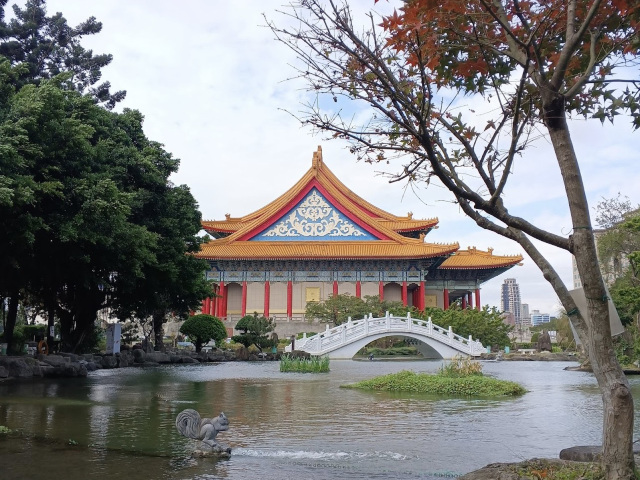 #TaiwanTravel
Chiang Kai-shek Memorial Hall is one of Taipei's must-see landmarks. Located in the heart of the city, it's easily accessible by MRT. The surrounding area is spacious, airy, and lush with a large park. The white building with a blue roof is elegant and striking at first glance. Inside, it houses a statue of former President Chiang Kai-shek, along with exhibitions detailing Taiwan's political history and development. A highlight is the changing of the guard ceremony, which attracts many tourists. In front, there's a large plaza and the Liberty Square Arch, perfect for taking beautiful photos both during the day and in the evening. It's a place that perfectly blends historical grandeur, culture, and tranquility, making it ideal for travelers, photography enthusiasts, and those interested in learning about Taiwan's history.